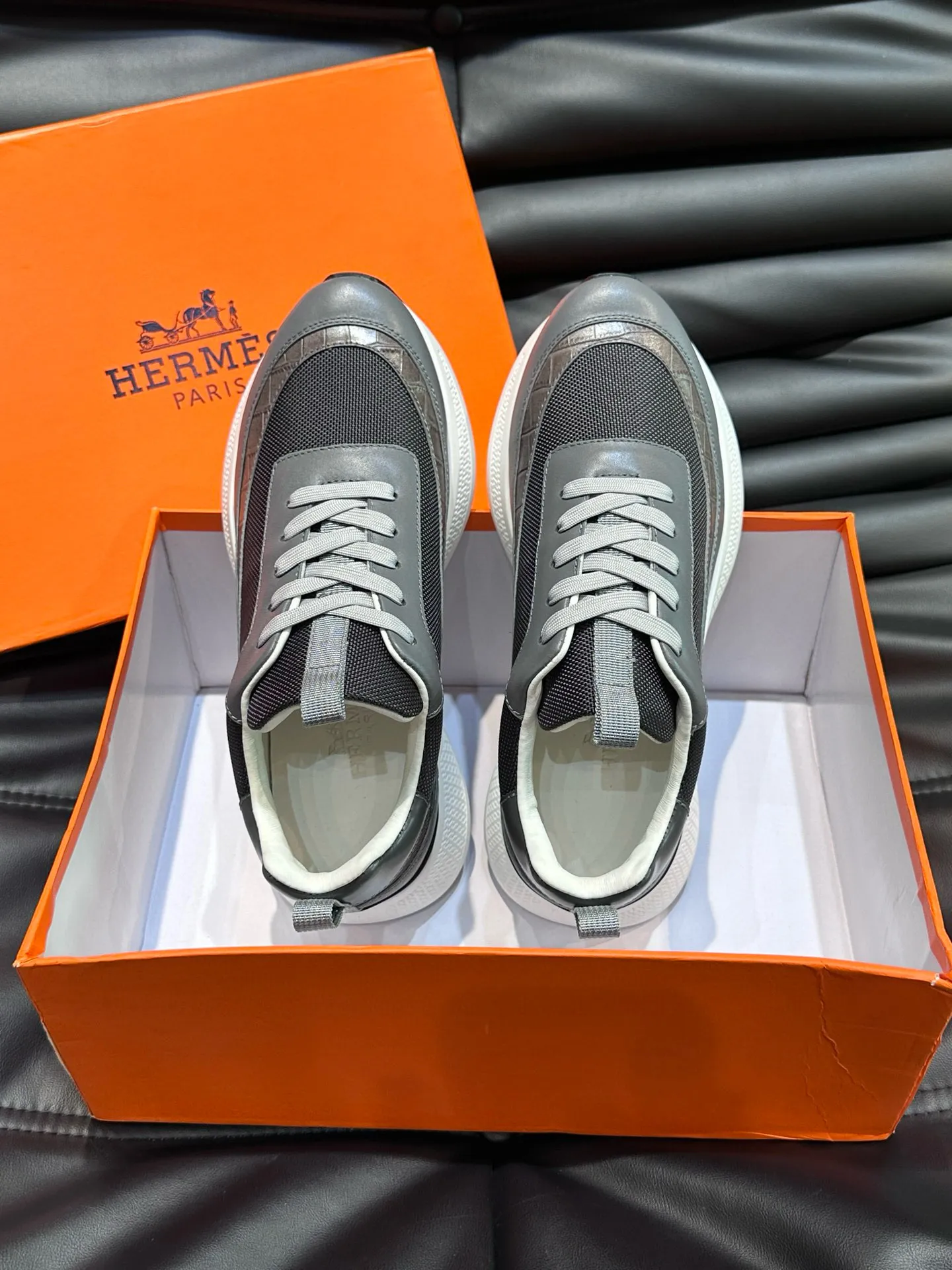 Factory price: 540💰HERMES/Hermes Hugo thick-soled sneakers are casual men's shoes. These sneakers are made of imported first-layer cowhide leather and breathable mesh design. The contrasting color design creates a dynamic and modern shape. The front end of the toe is decorated with natural-color rubber inlays. The style is novel and fashionable. The texture is incomparable, with cowhide lining and cowhide foot pads, the upper foot is comfortable and breathable, and the rubber sole is decorated with geometric patterns and iconic "H" details. A very personal one! Size: 39-44 (customized at 38.45)